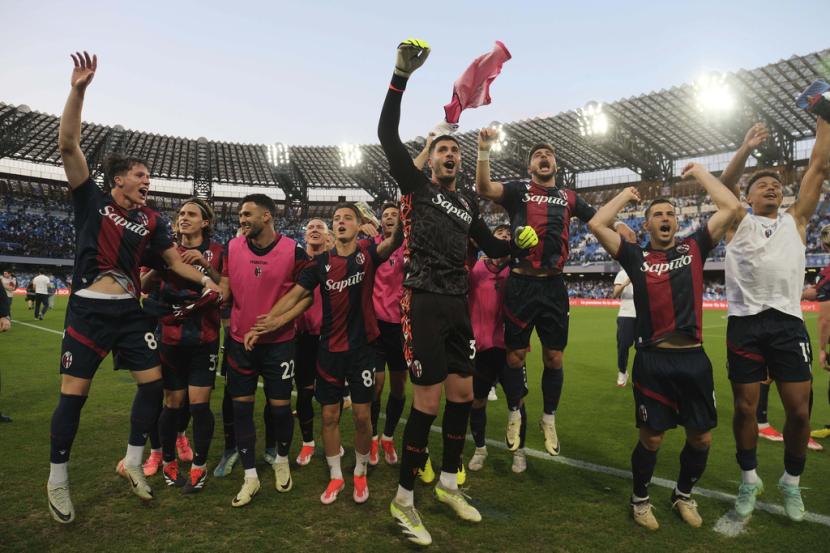 para pemain bologna merayakan kemenangan 2-0 atas napoli. Foto: Alessandro Garofalo/LaPresse via AP