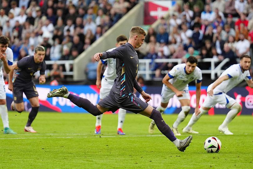 Cole Palmer mencetak gol penalti di laga Inggris vs Bosnia & Herzegovina. Foto:  (c) Mike Egerton/PA via AP