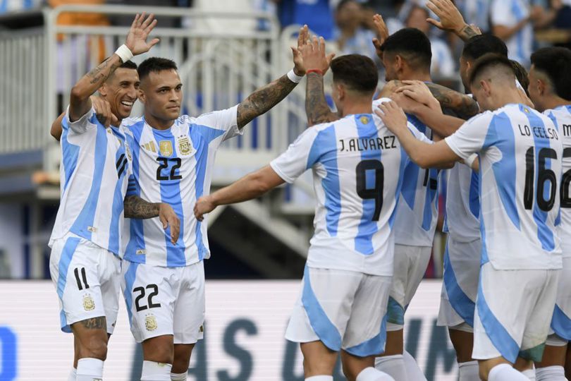 Para pemain Argentina saat merayakan gol Angel Di Maria. Foto: AP Photo/Paul Beaty