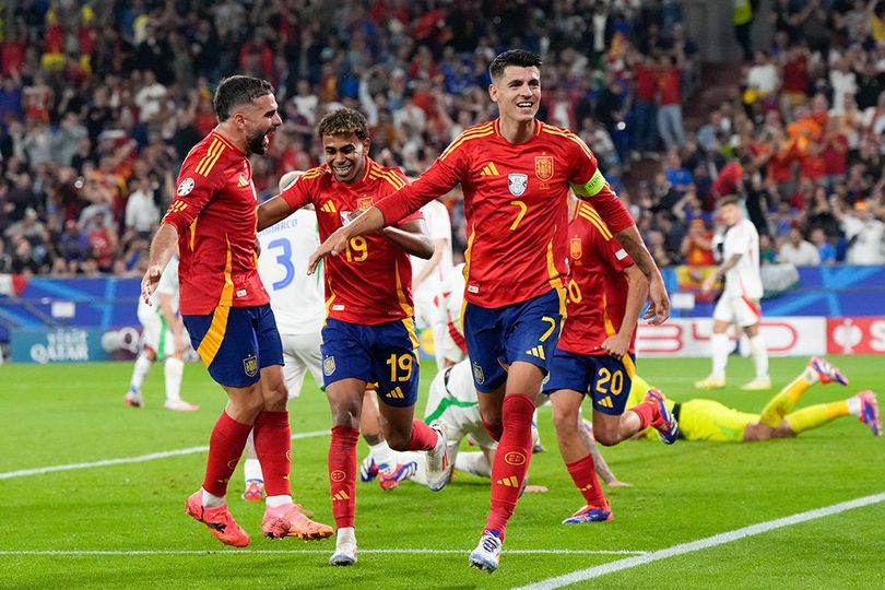 Para pemain Spayol merayakan gol bunuh diri Riccardo Calafiori. (c) AP Photo/Martin Meissner