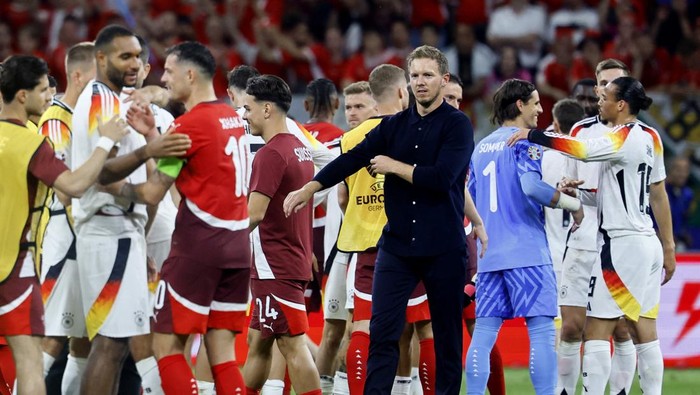 Para pemain Swiss dan Jerman usai laga berakhir imbang 1-1. Foto: REUTERS/Wolfgang Rattay