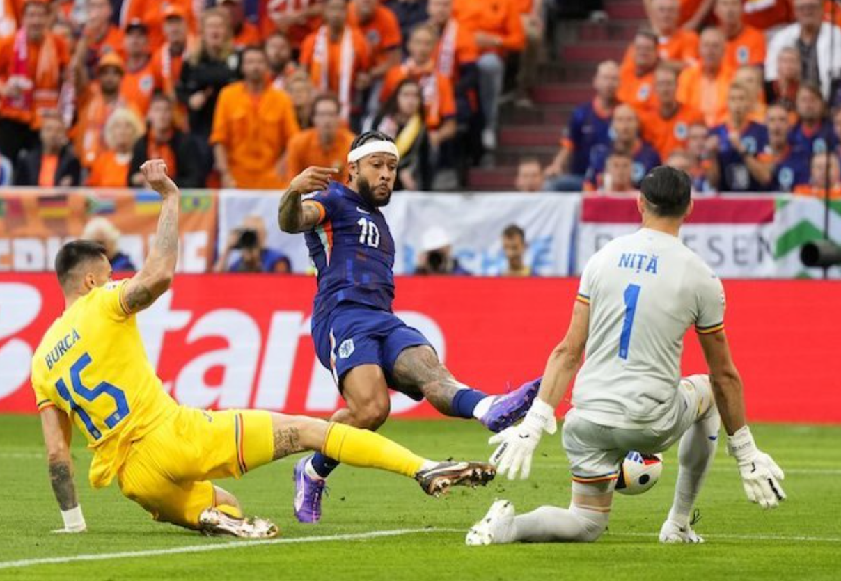 Aksi Memphis Depay di laga melawan Rumania. (c) AP Photo/Manu Fernandez